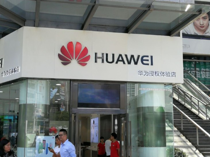 Huawei Mate 10 est apparu sur le compte Twitter de Huawei qui contient le hashtag #beyondgalaxy