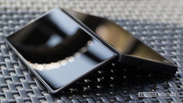 Un smartphone pliable à deux écrans par ZTE pourrait être annoncé en octobre