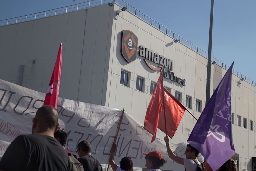 Les employés d’Amazon en Europe manifestent contre leurs conditions de travail  » Nous ne sommes Pas des robots « 