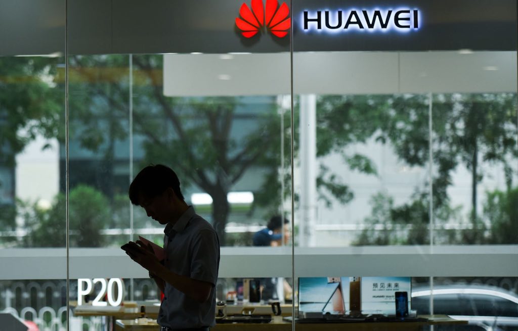 La fuite du protecteur d’écran affiche une entaille en forme de goutte d’eau sur le Huawei P30 Pro