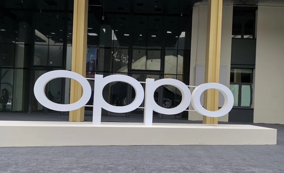 Oppo brevète un smartphone avec une caméra arrière en forme de roue lunaire
