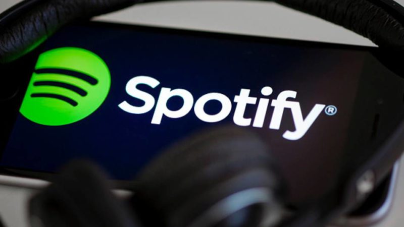 Spotify compte désormais 158 millions de clients payants et lance une option d’abonnement aux podcasts.